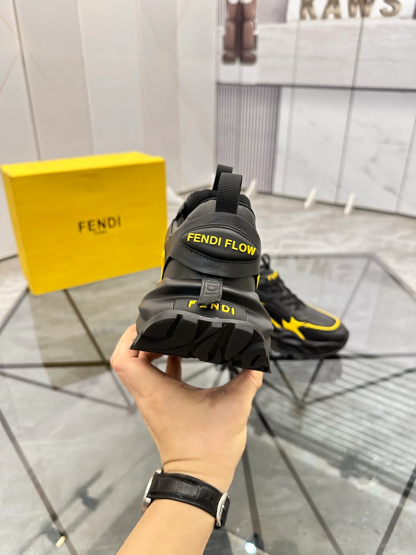 Men's shoes: 💰P580¥ Product trademark: Fendi* "Fendi*" low-top sports shoes Regular size: 39-44 (can be customized to 38.45.46) Product material: imported cowhide upper, breathable lining, original outsole. No.: 0008